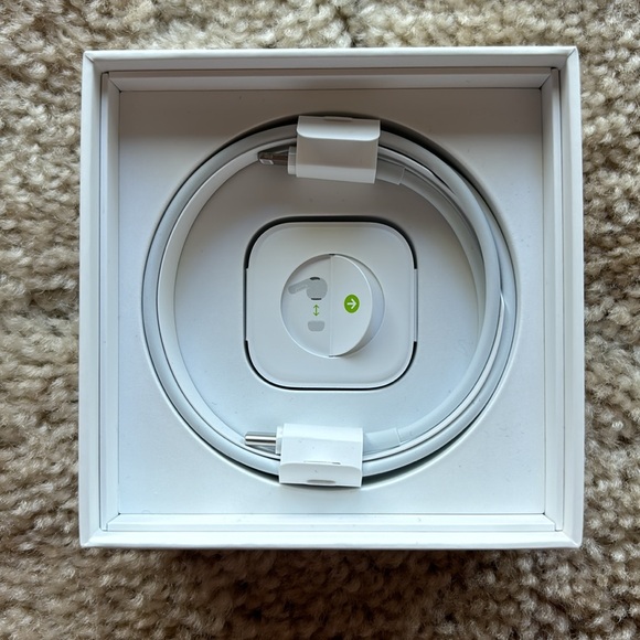 Apple AirPods Pro with Wireless Charging Case (1st Generation) - Picture 6 of 16